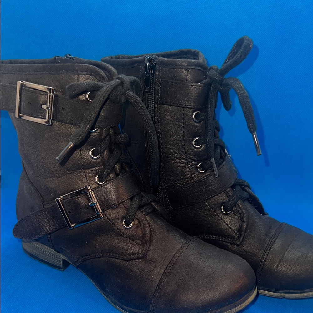 Stylish Black Lace-Up Women's Boots